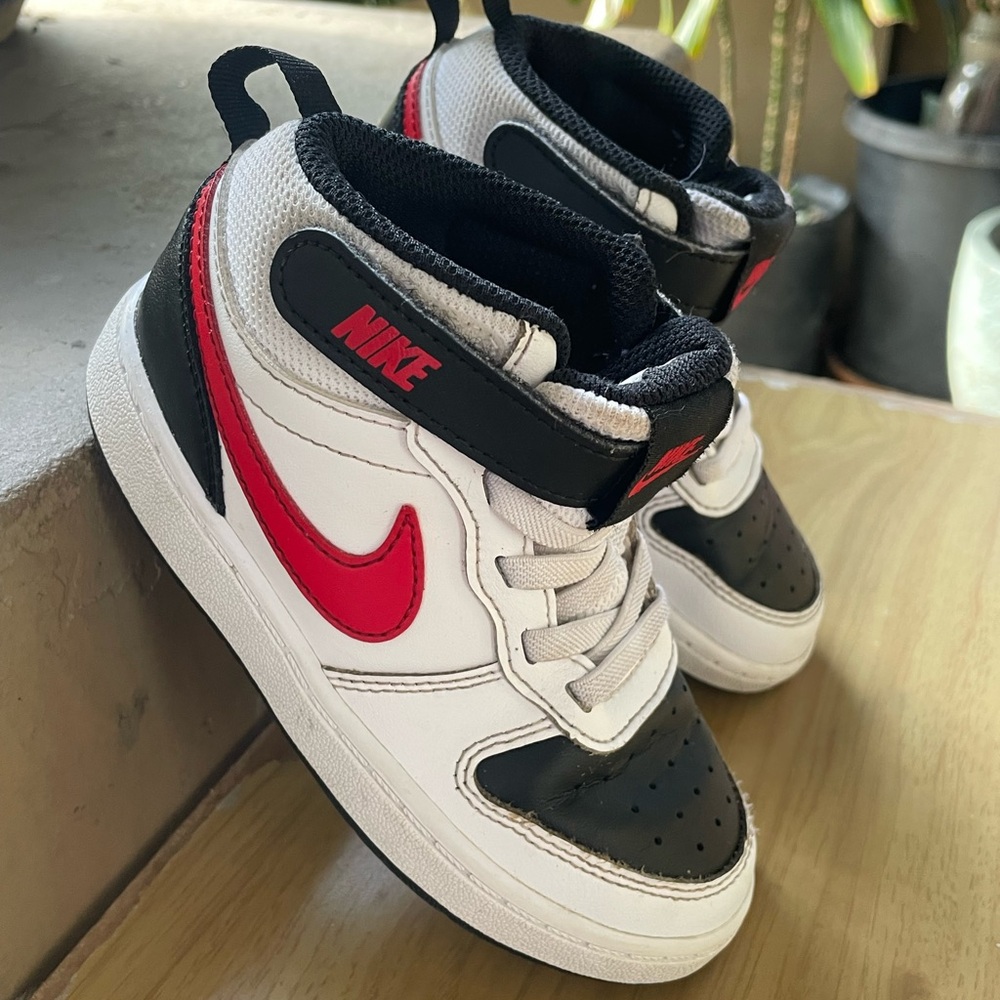Nike Black and White Sneakers good condition